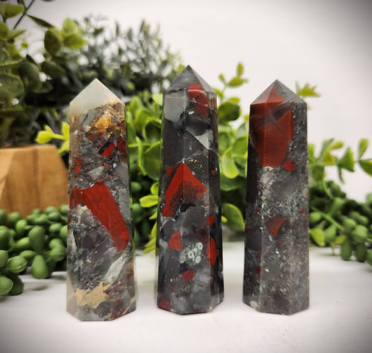 Bloodstone 8-Faceted Tower (Approx. 3.5-3.75"/8.9-9.5cm)